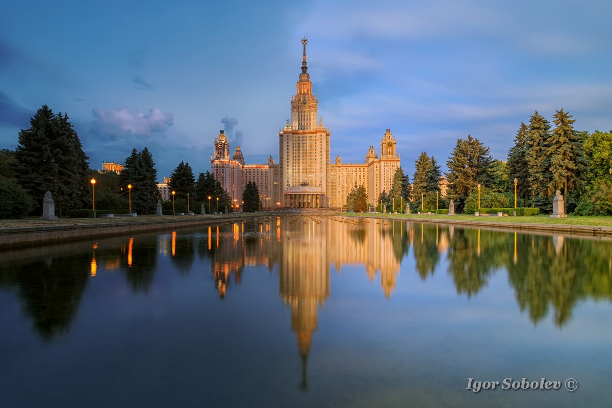 Главное здание МГУ вечером / The main building of Moscow State University at night