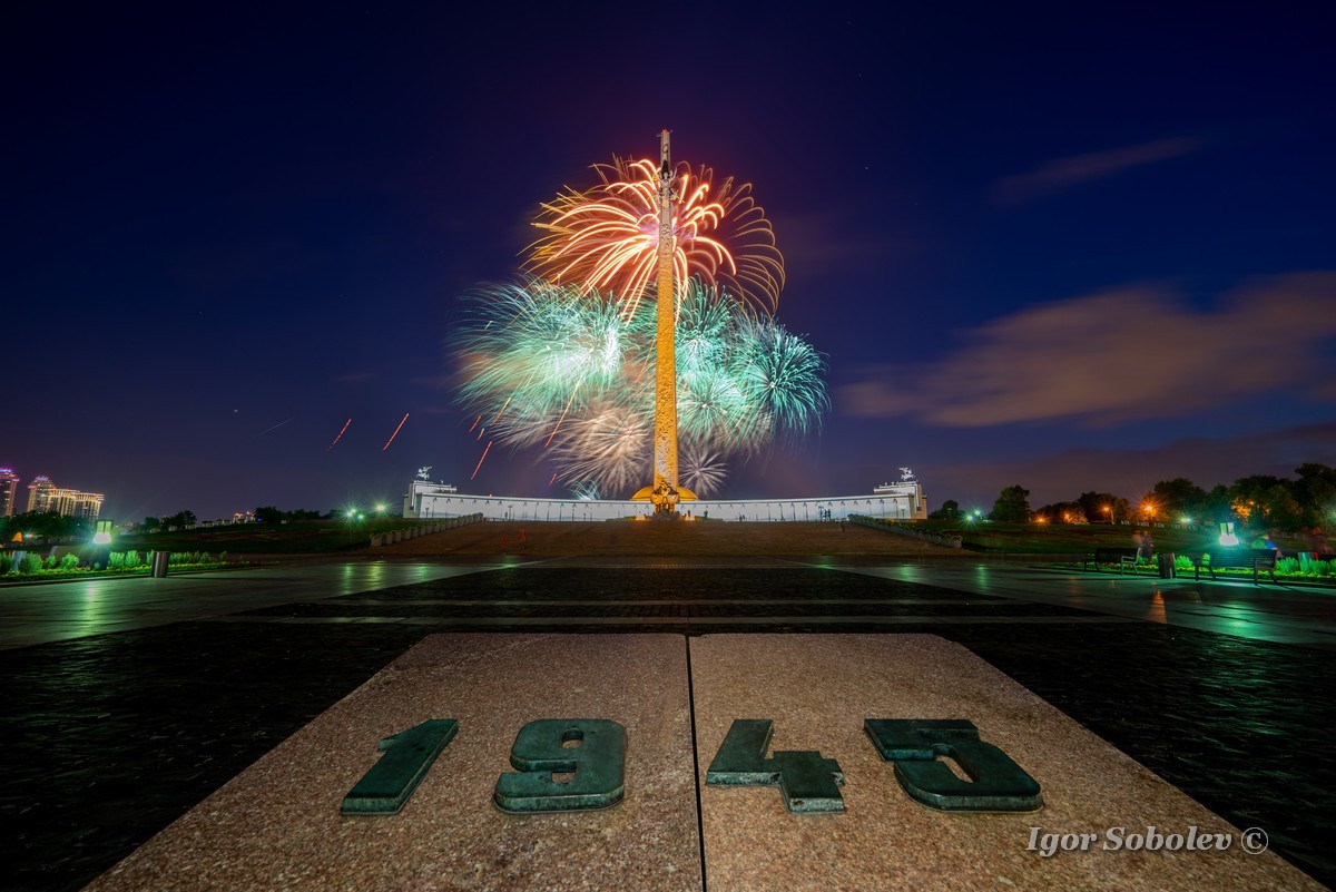 Moscow, Russia - July 28, 2019, salute at the Poklonnaya Gora memorial at night