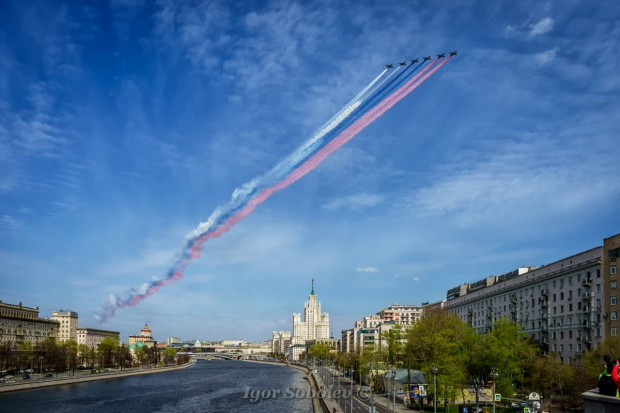 Российский триколор в небе над Москвой Российский триколор в небе над Москвой